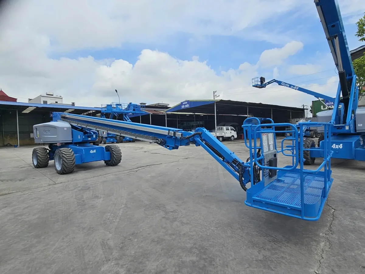 Khảo sát vùng làm việc xe nâng người Z-boom Các xe boom lift tại bãi thiết bị để khảo sát vùng làm việc