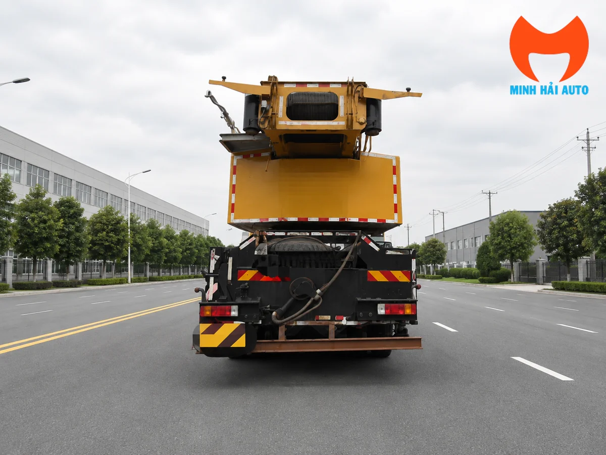 Phía sau xe cẩu bánh lốp nhiều trục tại đường nội bộ