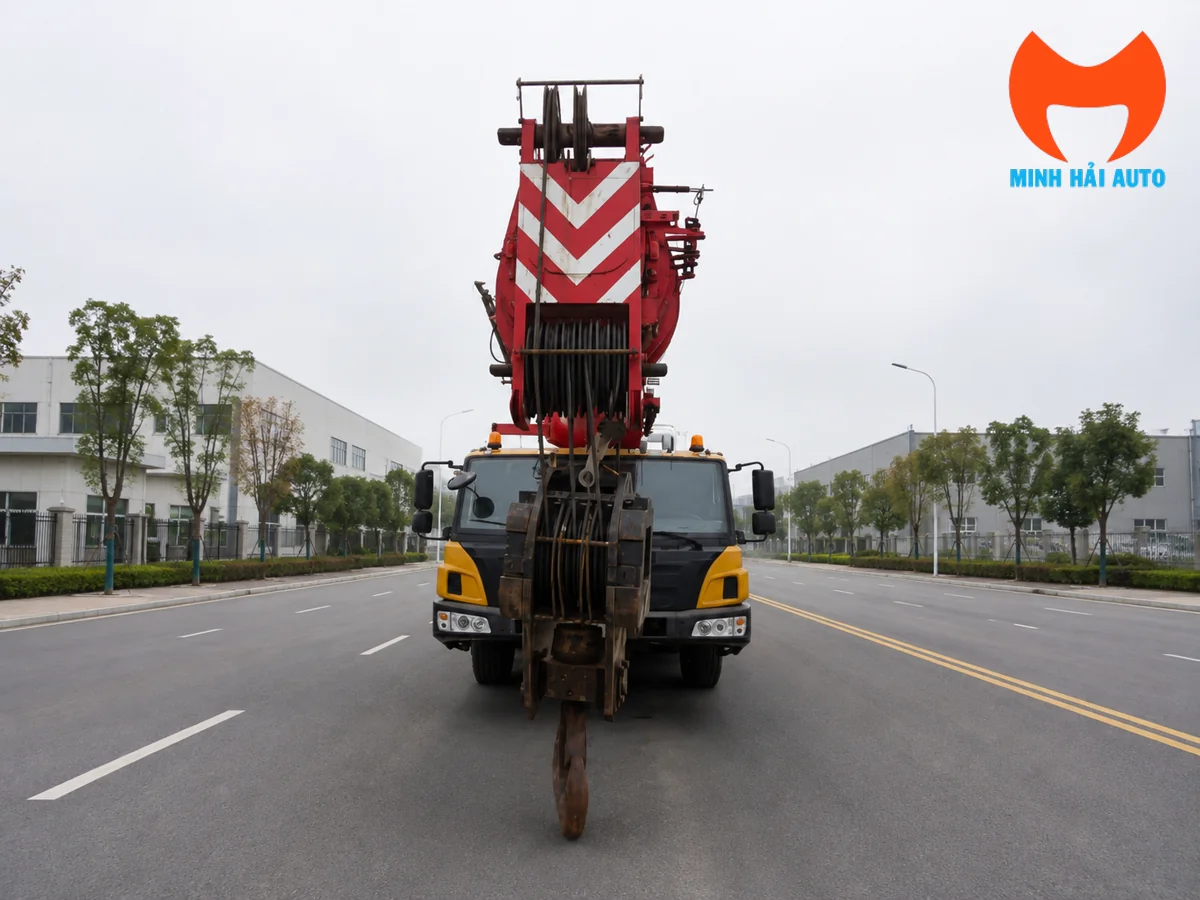 Phía trước xe cẩu bánh lốp có cần và móc cẩu thu gọn