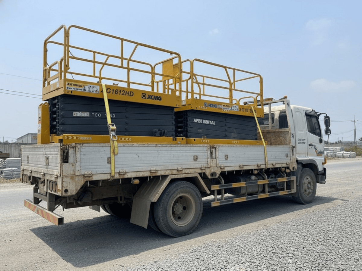 Sàn nâng cắt kéo XCMG XG1612HD đang được sử dụng để bảo trì, lắp đặt hệ thống điện trong nhà xưởng.