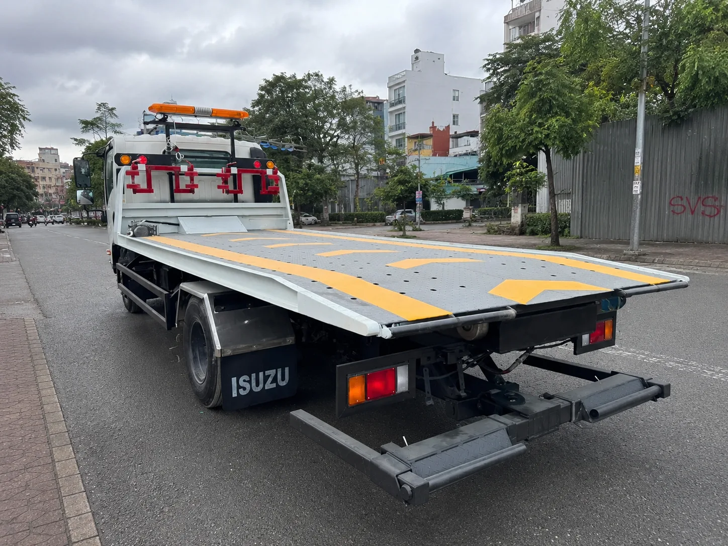 Xe cứu hộ giao thông sàn trượt Isuzu nhìn từ phía sau