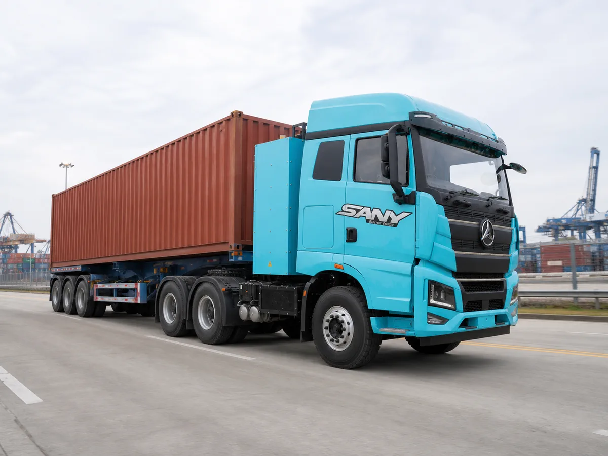 SANY EVJL425CG64-80 kéo container trên tuyến cảng SANY EVJL425CG64-80 kéo container trên tuyến cảng