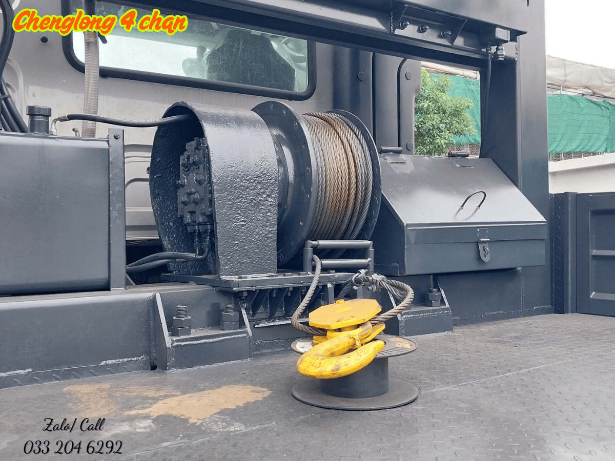 Showroom trưng bày xe chở máy chenglong 4 chân tại đại lý Minh Hải.