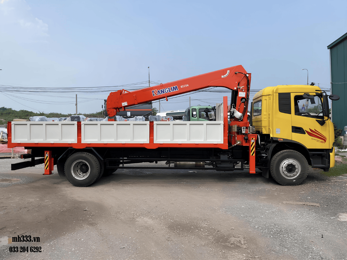 Showroom trưng bày xe tải cẩu 7 tấn của công ty Minh Hải.