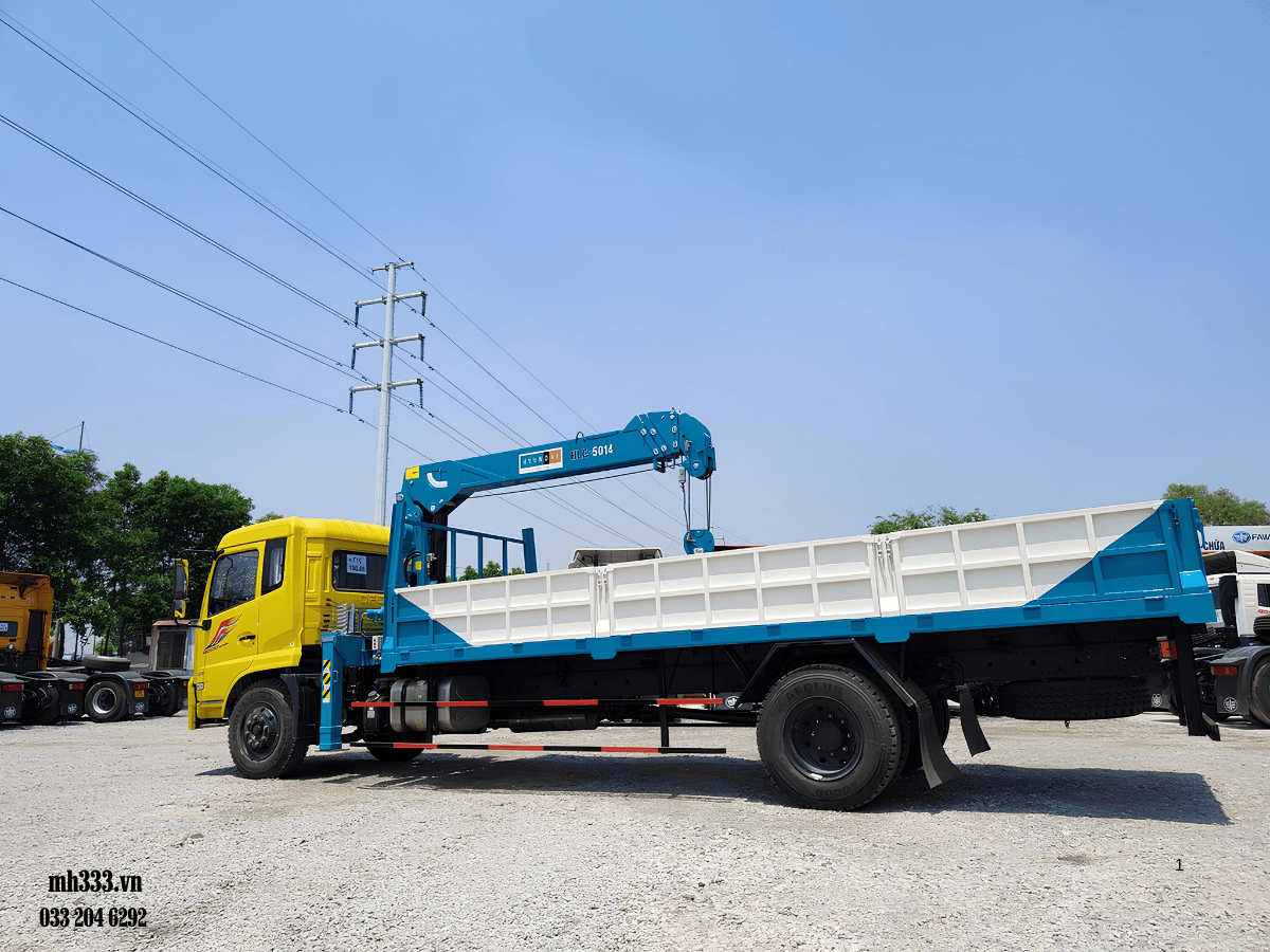 Showroom trưng bày xe tải dongfeng hoàng huy gắn cẩu 5 tấn của Minh Hải Auto.