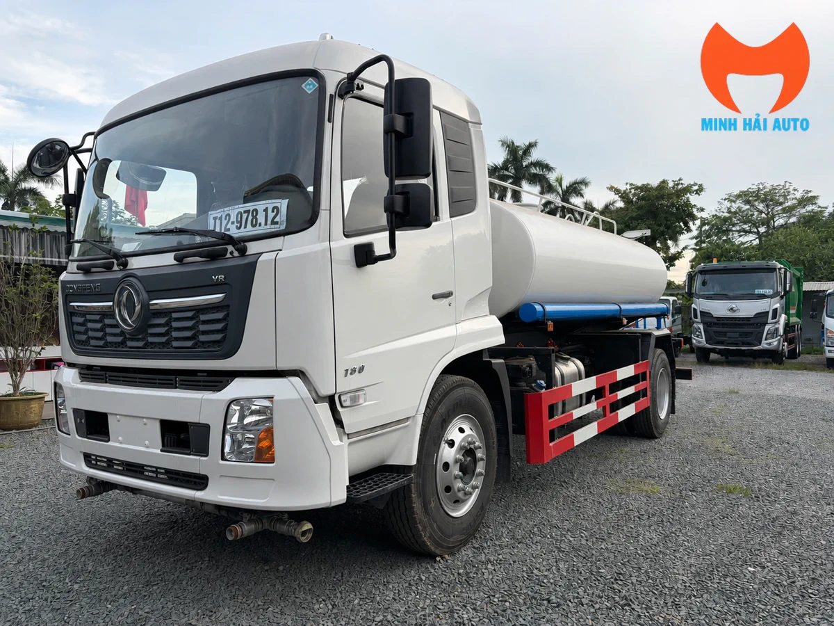 So sánh xe phun nước rửa đường 9 khối Dongfeng Chenglong Hino Isuzu HOWO