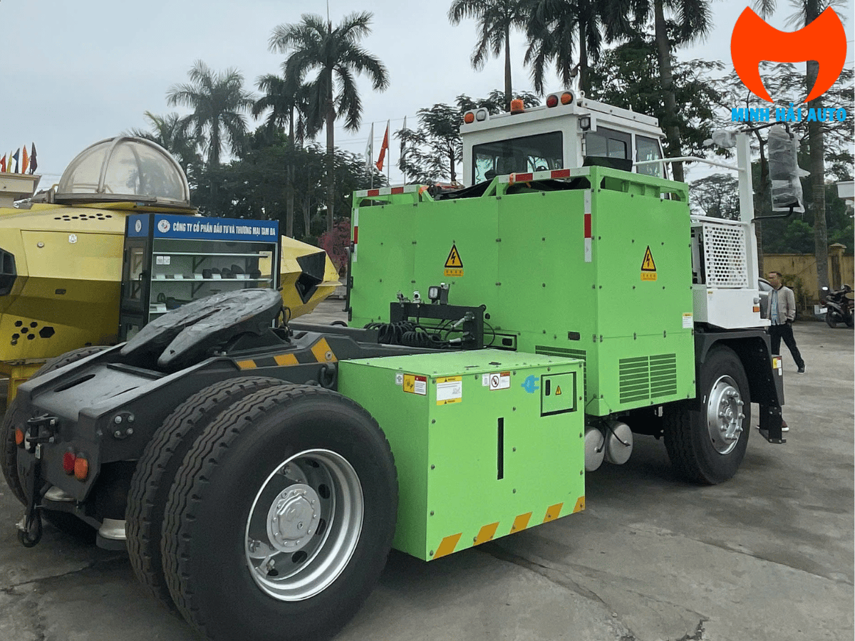 So sánh chi phí vận hành XCMG XPT75E vs xe đầu kéo diesel truyền thống tại cảng Việt Nam