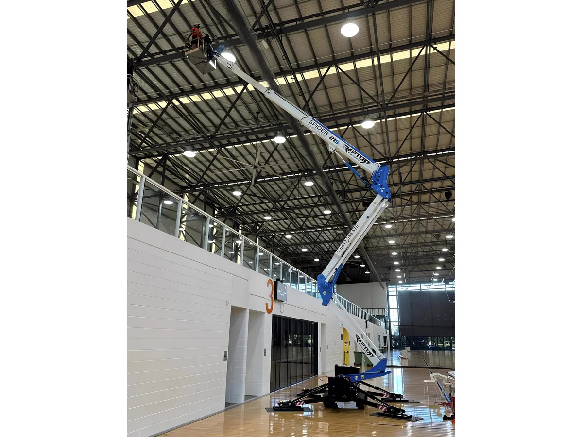 Thiết bị nâng người chân nhện Socage Raptor 21S trong nhà xưởng