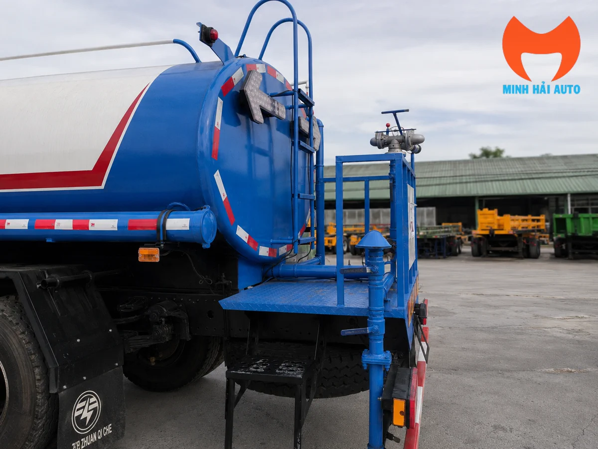 Súng phun nước phía sau xe xi téc rửa đường tưới cây