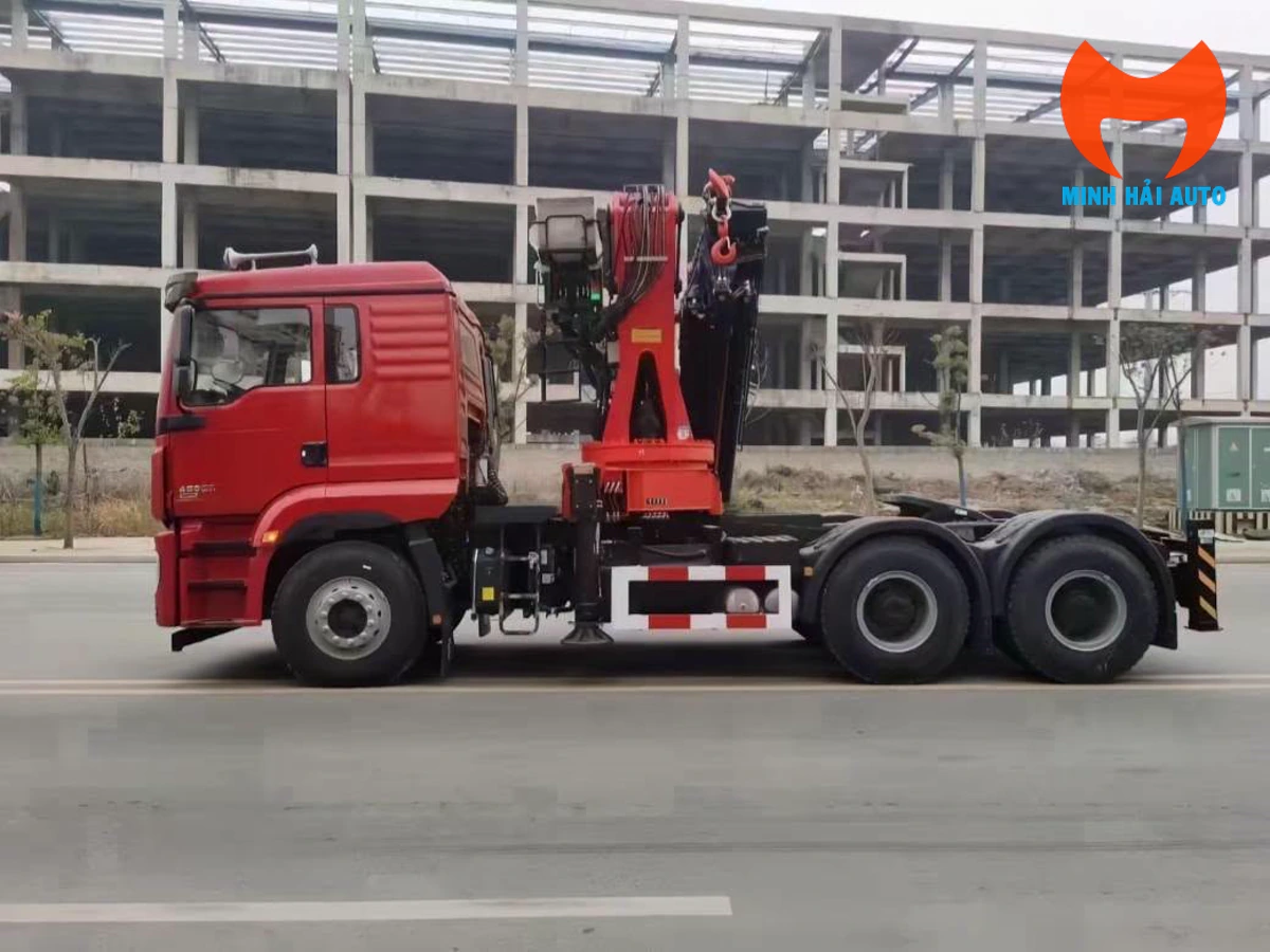 Xe đầu kéo cabin đỏ lắp cẩu gập SUNHUNK K728 nhìn ngang