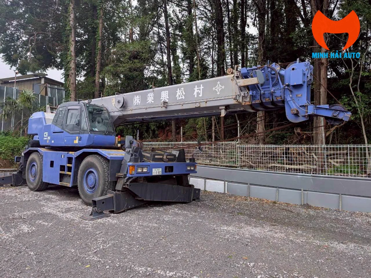 Góc trước Tadano TR-350M-3 cẩu địa hình bánh lốp 35 tấn Góc trước Tadano TR-350M-3 CREVO 350 cẩu bánh béo 35 tấn