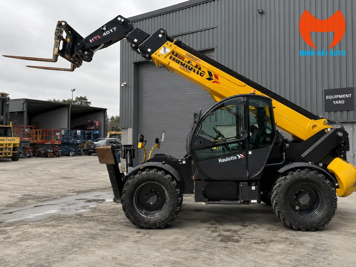 Xe nâng telehandler Haulotte HTL4017 nhìn ngang với cần vươn