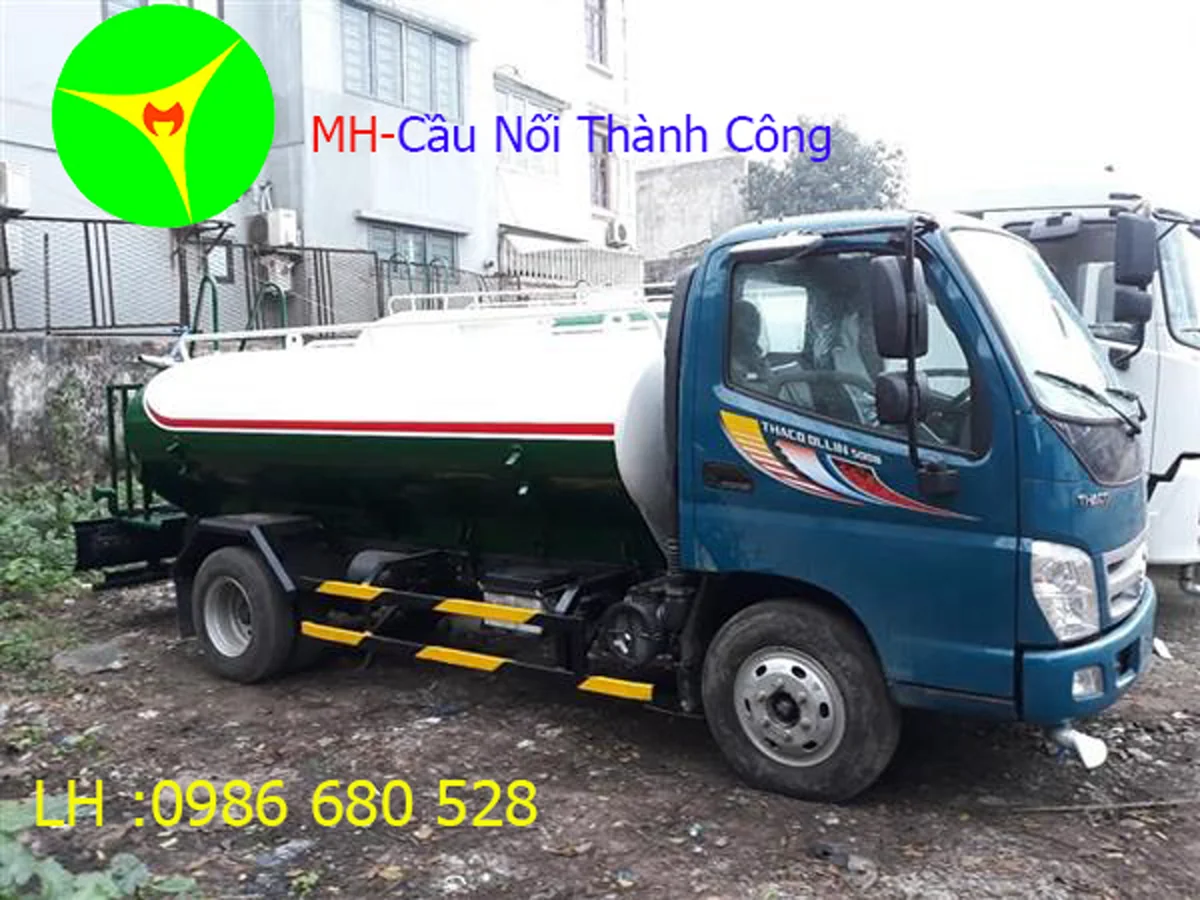 Xe phun nước Thaco Ollin 500B cabin xanh và bồn xanh trắng nhìn từ góc trước