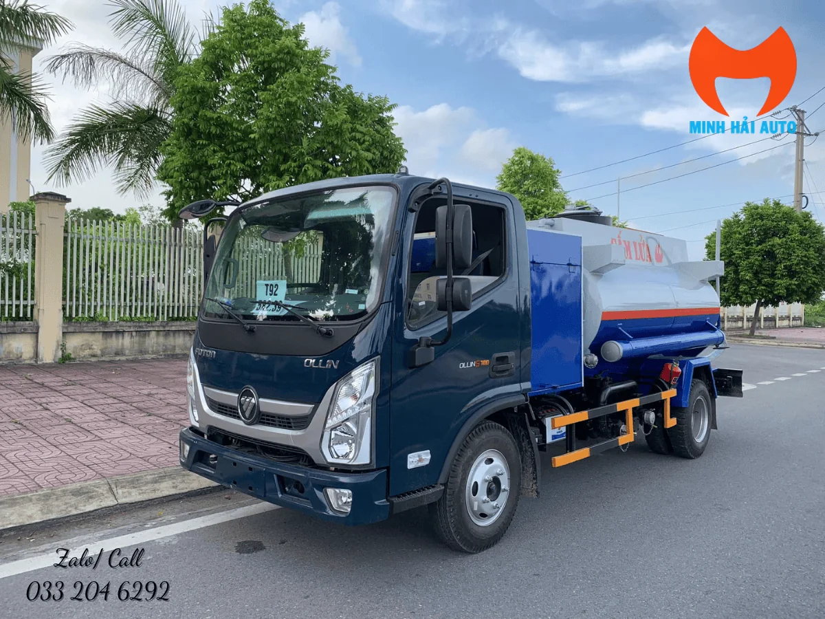 Xe bồn Thaco Ollin S700 cabin xanh đậm, bồn trắng xanh nhìn từ góc trước bên trái