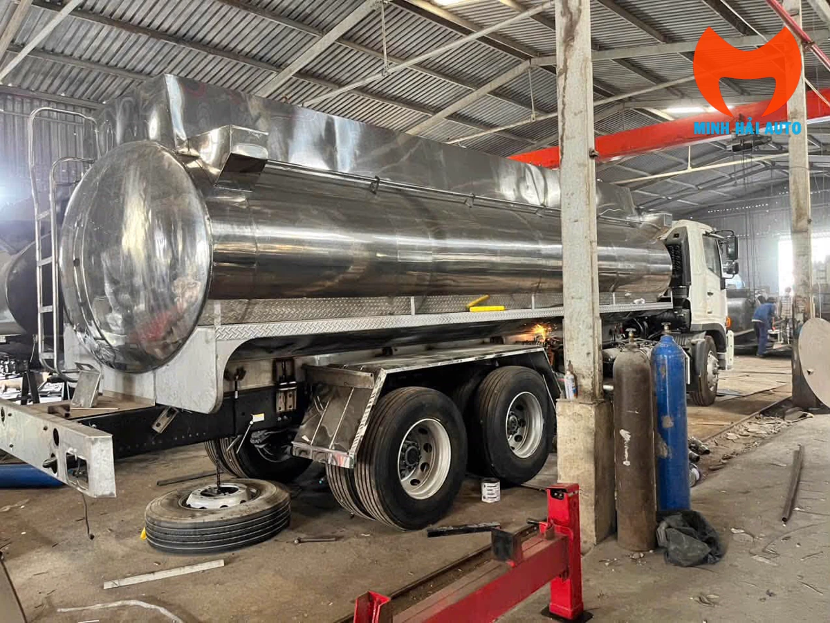 Thân bồn xi téc lắp trên xe Hino tại xưởng