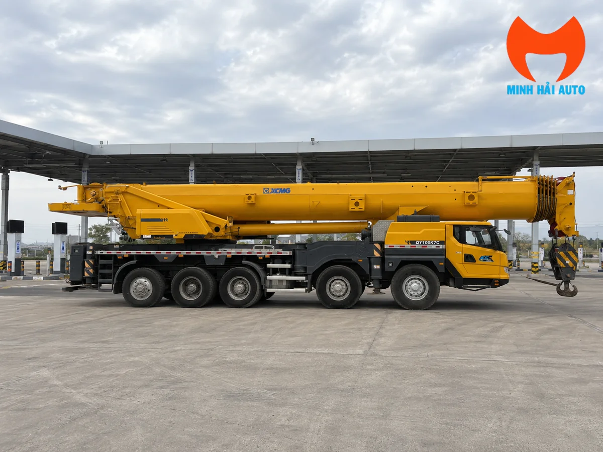 Xe cẩu bánh lốp XCMG nhìn ngang khi cần chính thu gọn