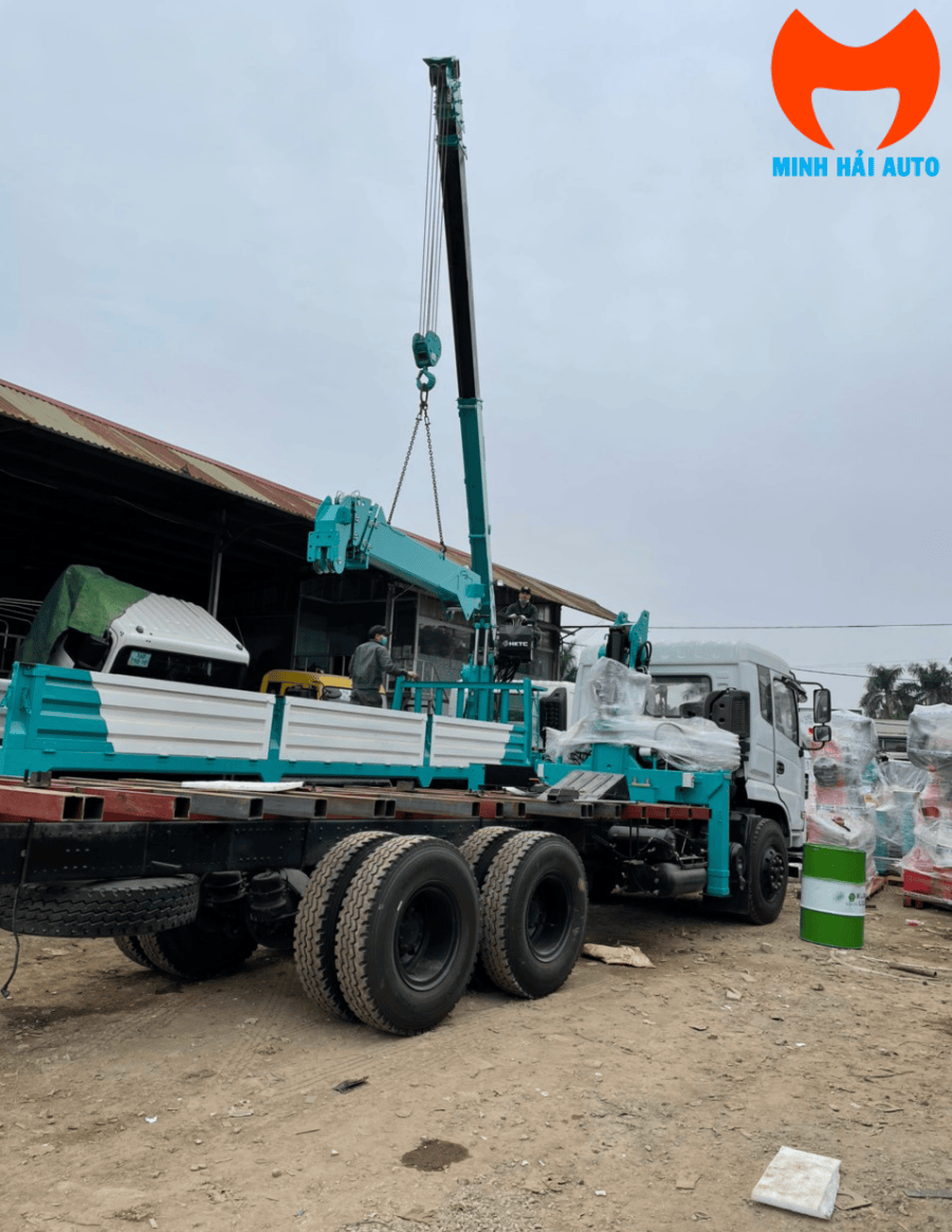 Thùng xe cẩu thùng Dongfeng D11 đóng mới tại xưởng Minh Hải Auto.