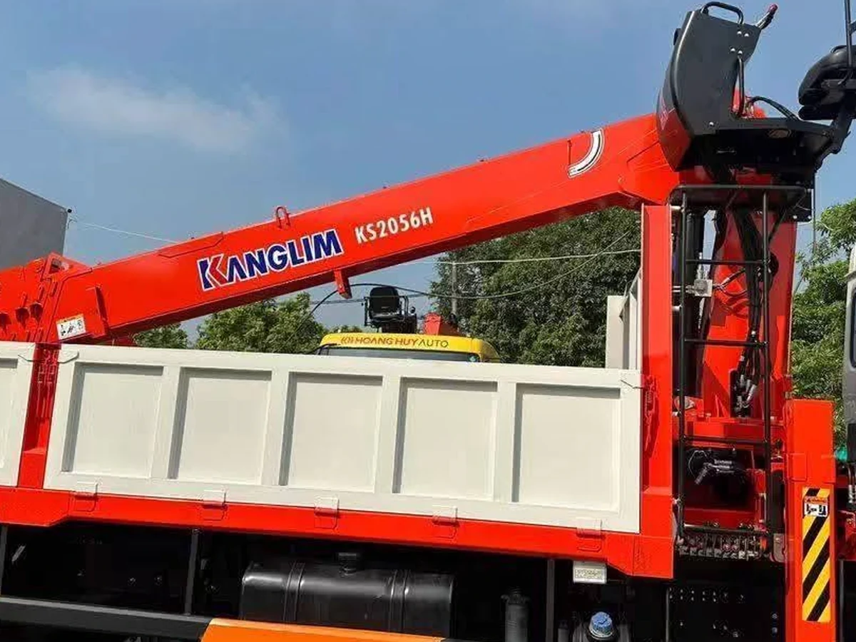Thùng chở hàng 8,3 m gia cường lồng trên xe Dongfeng KL270