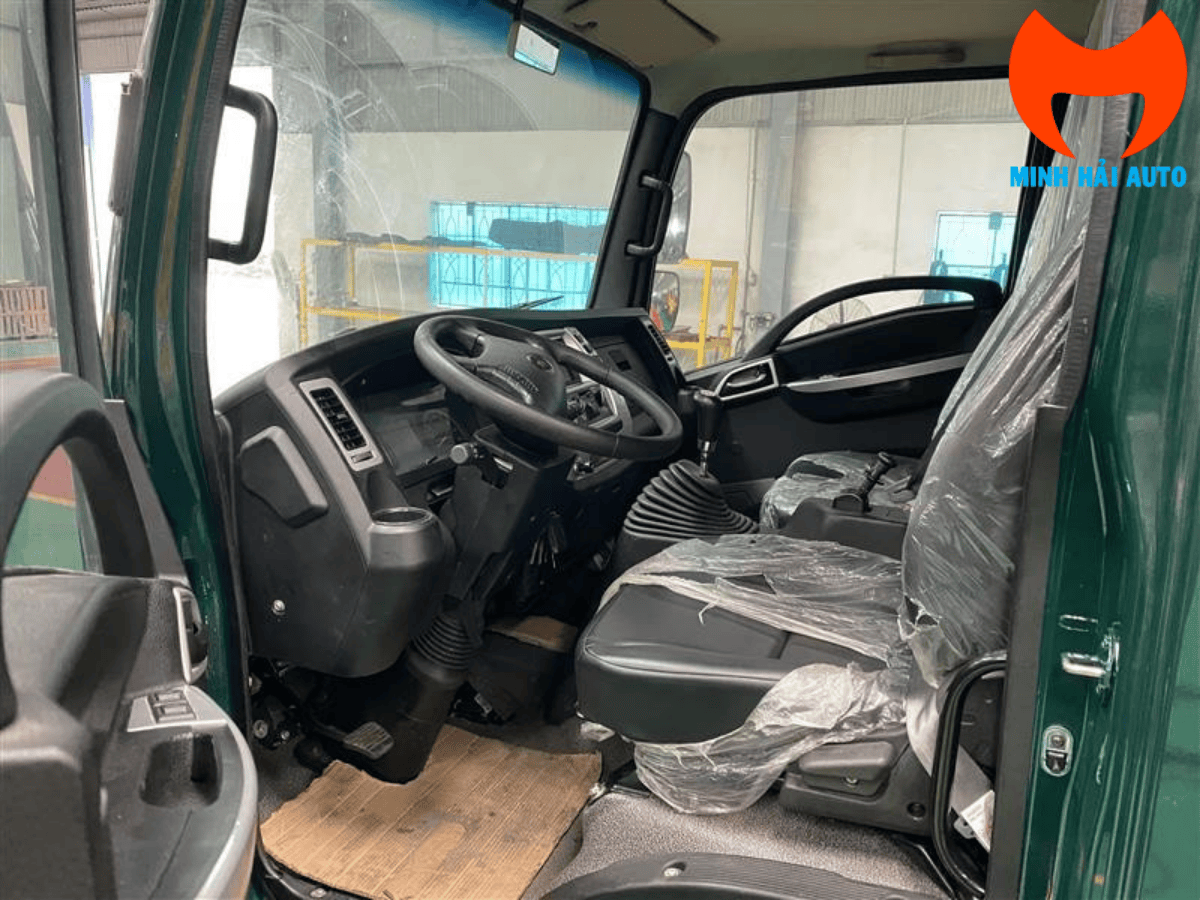 Thùng ben xe Hoa Mai 6.45 tấn đang nâng, thể hiện sức mạnh ty ben.