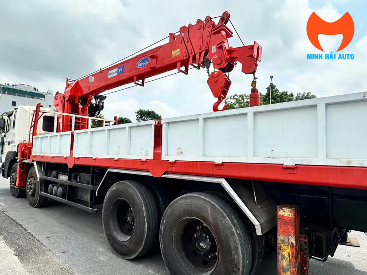Không gian thùng chở hàng phía sau cẩu trên xe Hyundai
