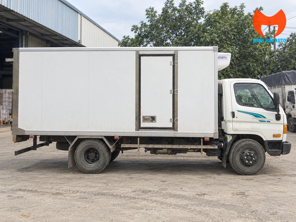 Thùng đông lạnh nhìn ngang, thấy cửa hông và bản lề khung thùng
