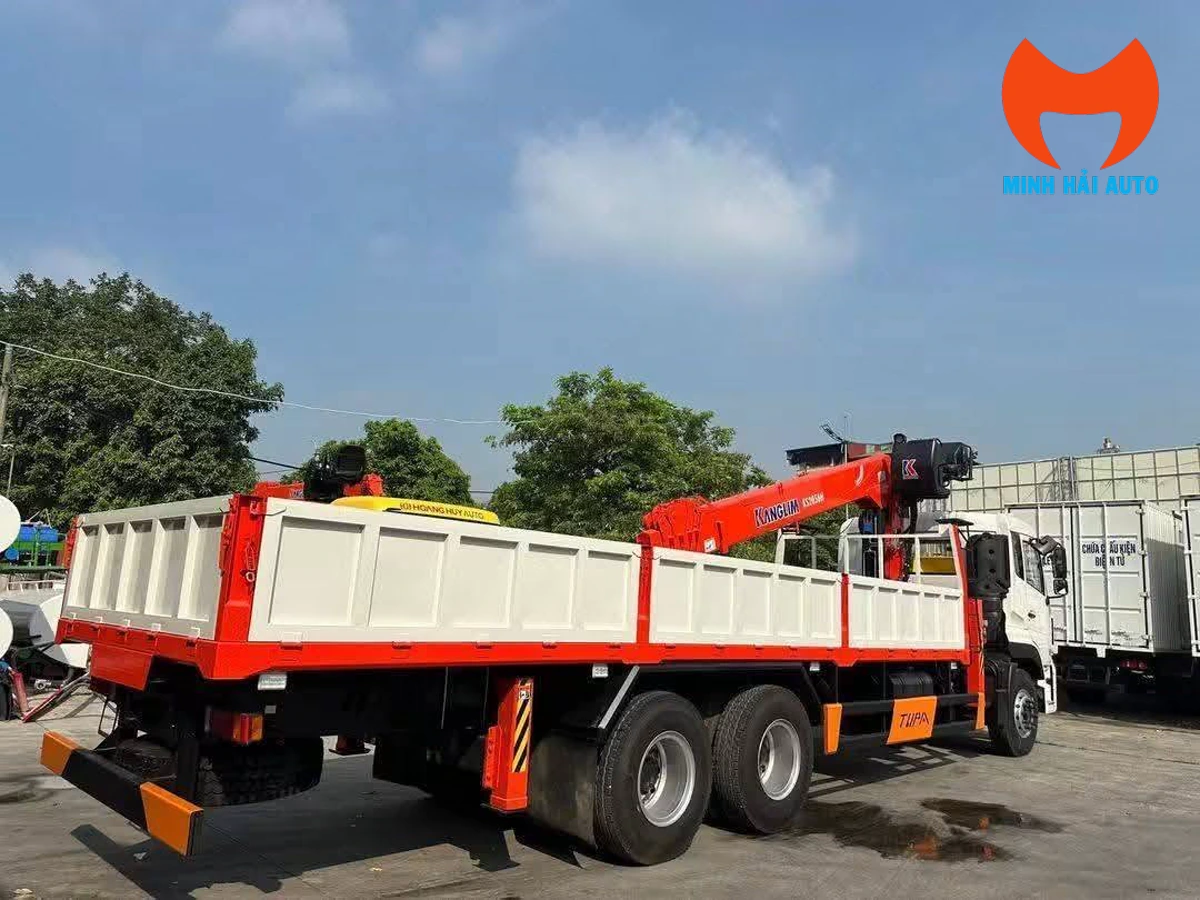 Phía sau thùng Dongfeng KL270 gắn cẩu Kanglim KS2056H