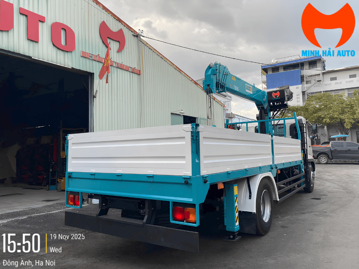 Cần cẩu Hyundai HLC-7016 với kết cấu 6 đốt cần lục giác, vươn xa và mạnh mẽ.