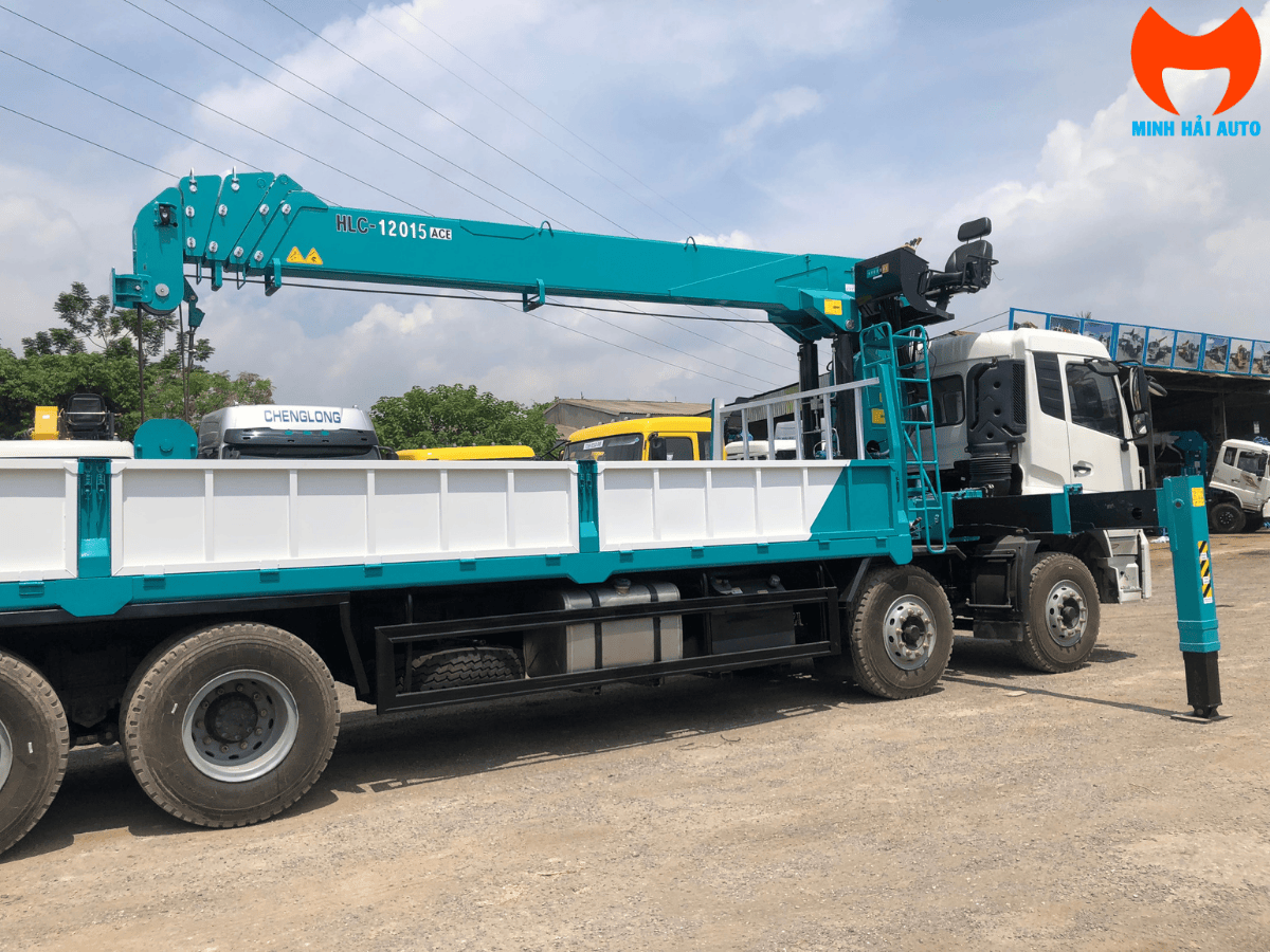 Thùng hàng và hệ thống chân cẩu của xe cẩu tự hành 15 tấn Dongfeng.