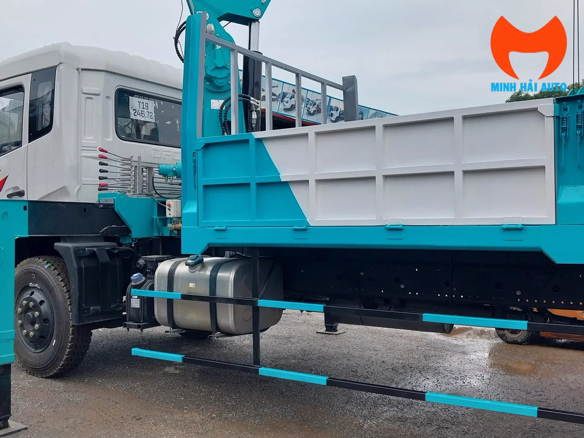 Thùng hàng xe tải gắn cẩu 5 tấn sau khi hoán cải
