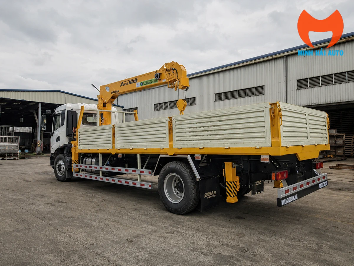 Thùng lửng xe tải Dongfeng KR180 gắn cẩu Soosan 5 tấn dài 6.6m