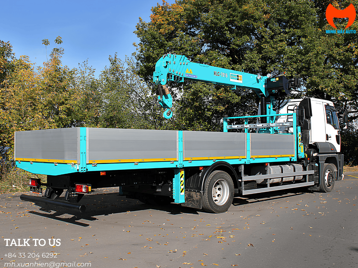 Thùng lửng và cabin của xe Ford Cargo 1833 LR sau khi được hoán cải và lắp đặt cẩu HLC-7016, sẵn sàng bàn giao cho khách hàng.