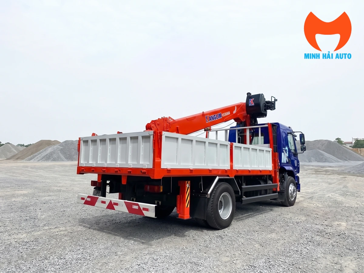 Phía sau xe Chenglong gắn cẩu Kanglim với thùng và chân chống