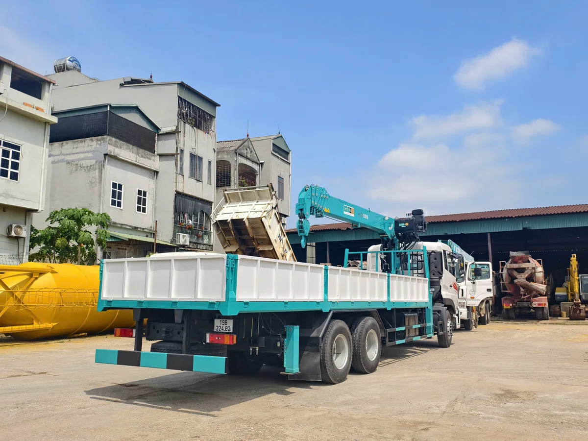 Kiểm tra thùng xe và chân chống trước ca vận hành xe cẩu tự hành
