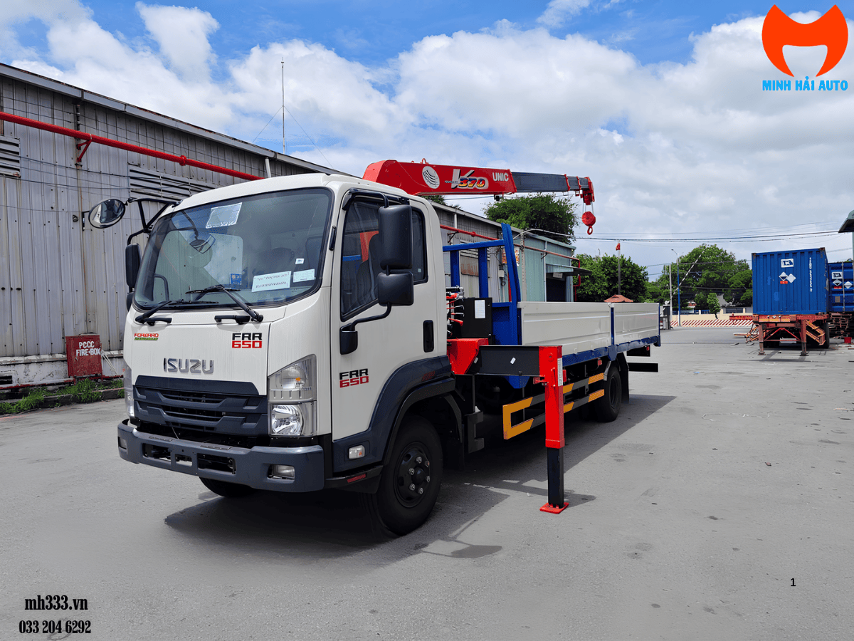 Thùng xe Isuzu 6 tấn dài 6m với sàn thép nhám chống trượt, sẵn sàng chở hàng.