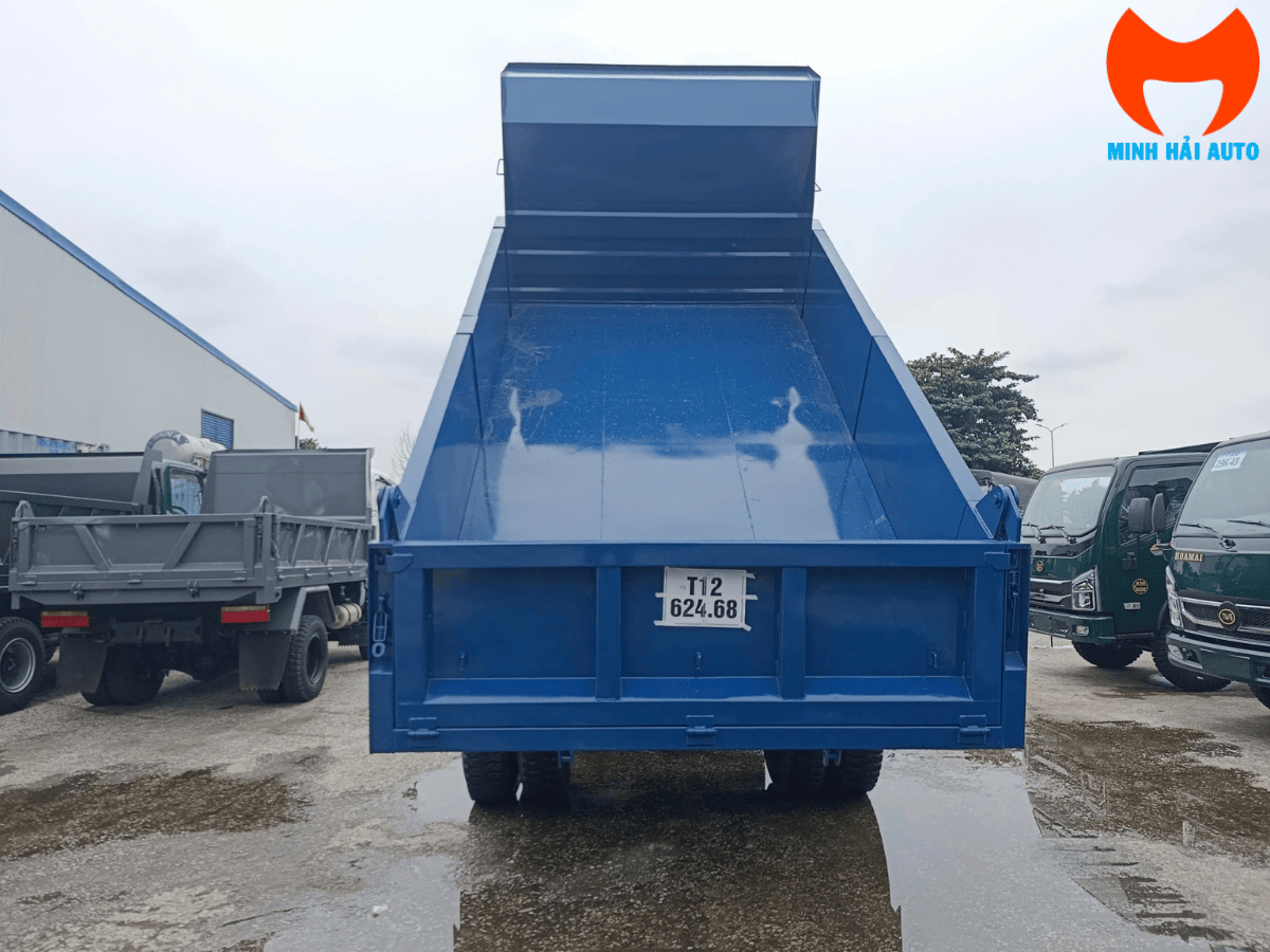 Thùng xe ben Veam VB750-1 còn chắc chắn, sẵn sàng chở hàng.