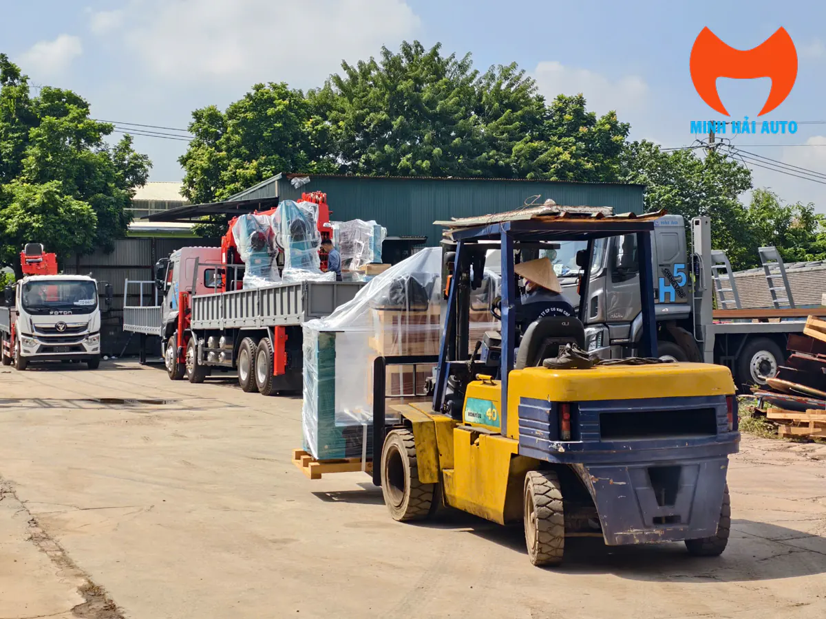 Kiện thiết bị cẩu được di chuyển bằng xe nâng tại khu vực tiếp nhận