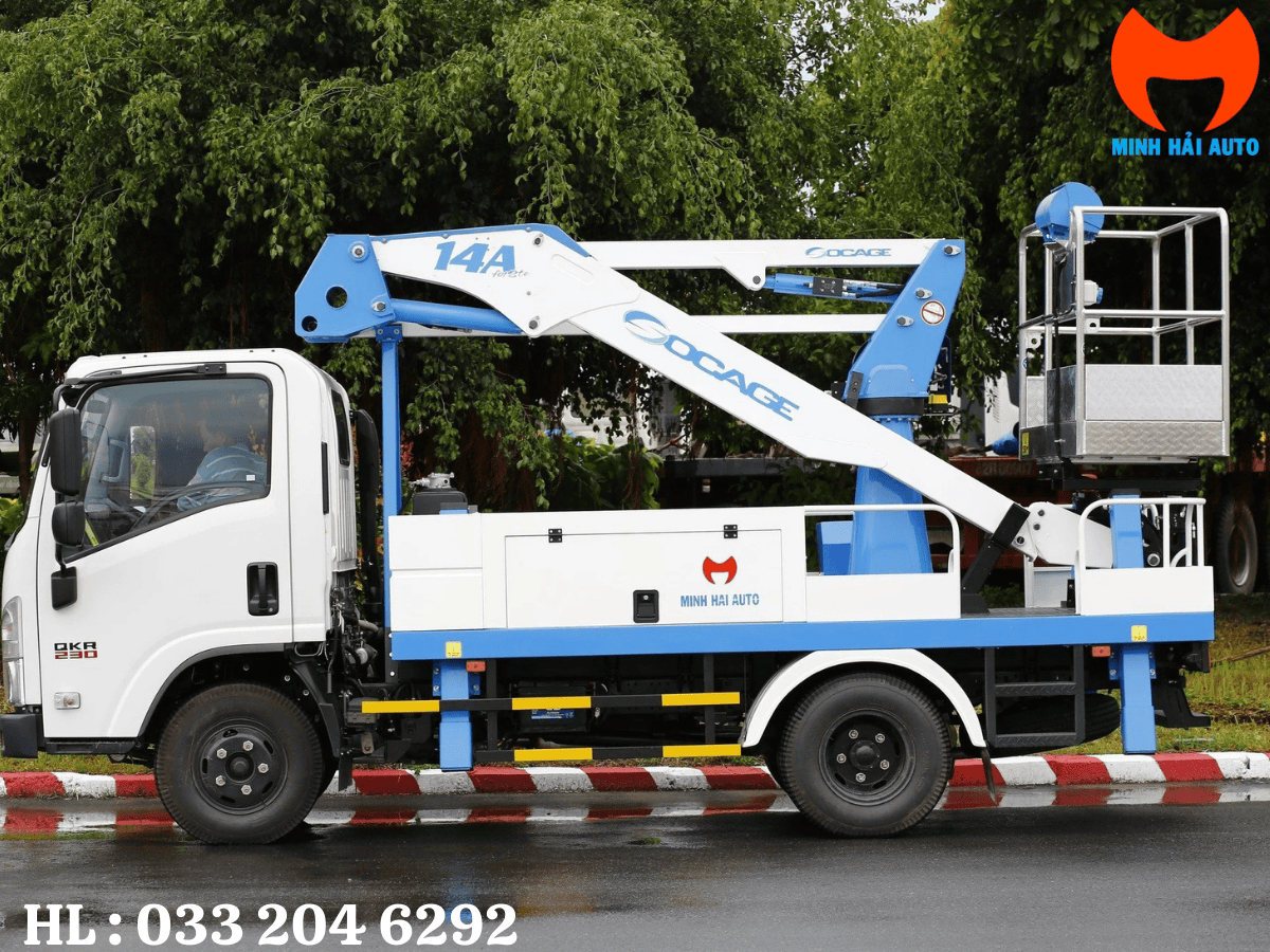 Xe nâng người 14m dạng xe tải gắn cẩu Socage đang thực hiện công tác sửa chữa điện.