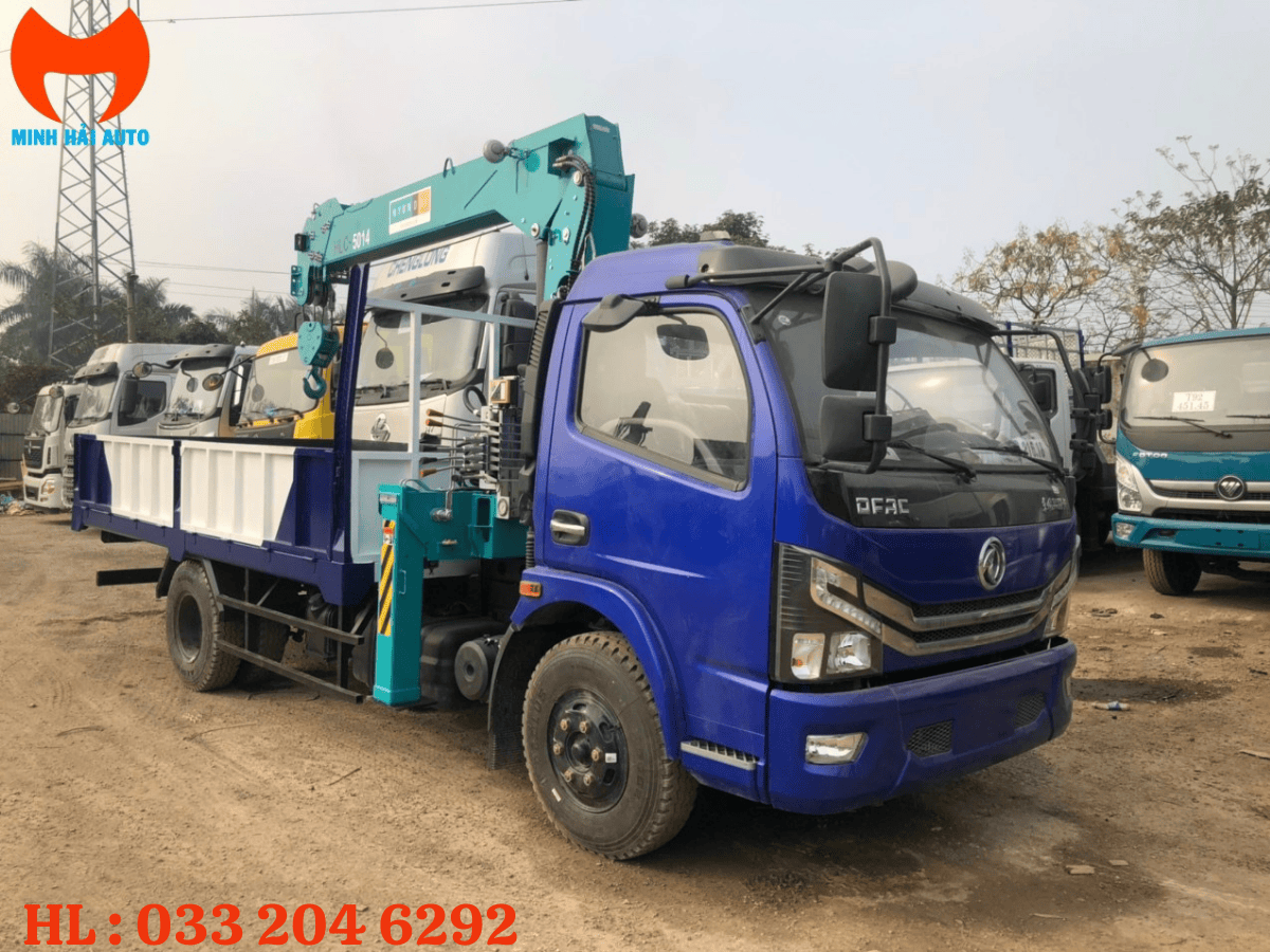 Xe tải dongfeng gắn cẩu tự hành 5 tấn 4 đốt đang làm việc