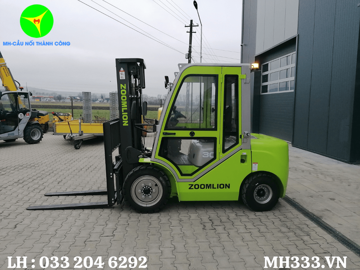 Hình ảnh tổng thể xe nâng Zoomlion FD30H đang hoạt động trong kho