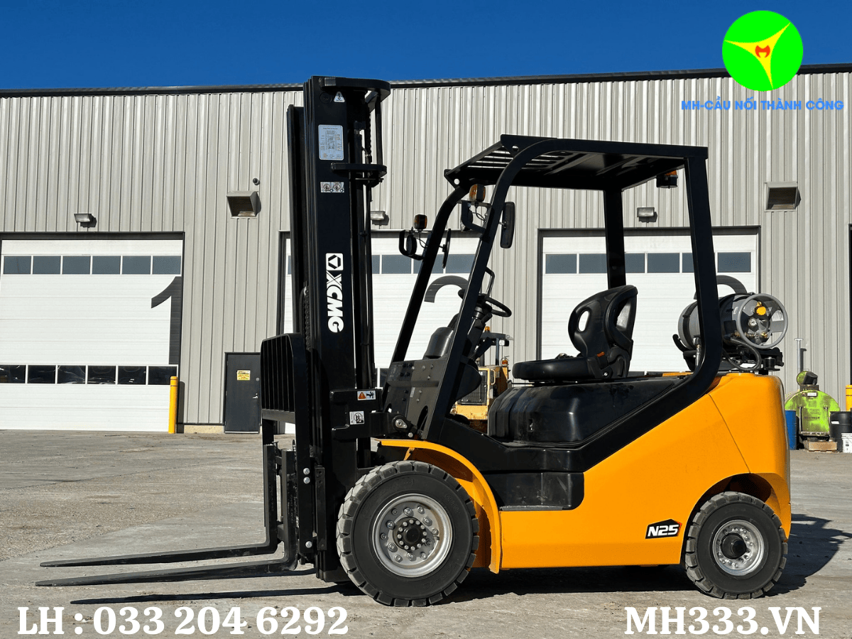 xe nâng hàng forklift 3 tấn XCMG trong xưởng