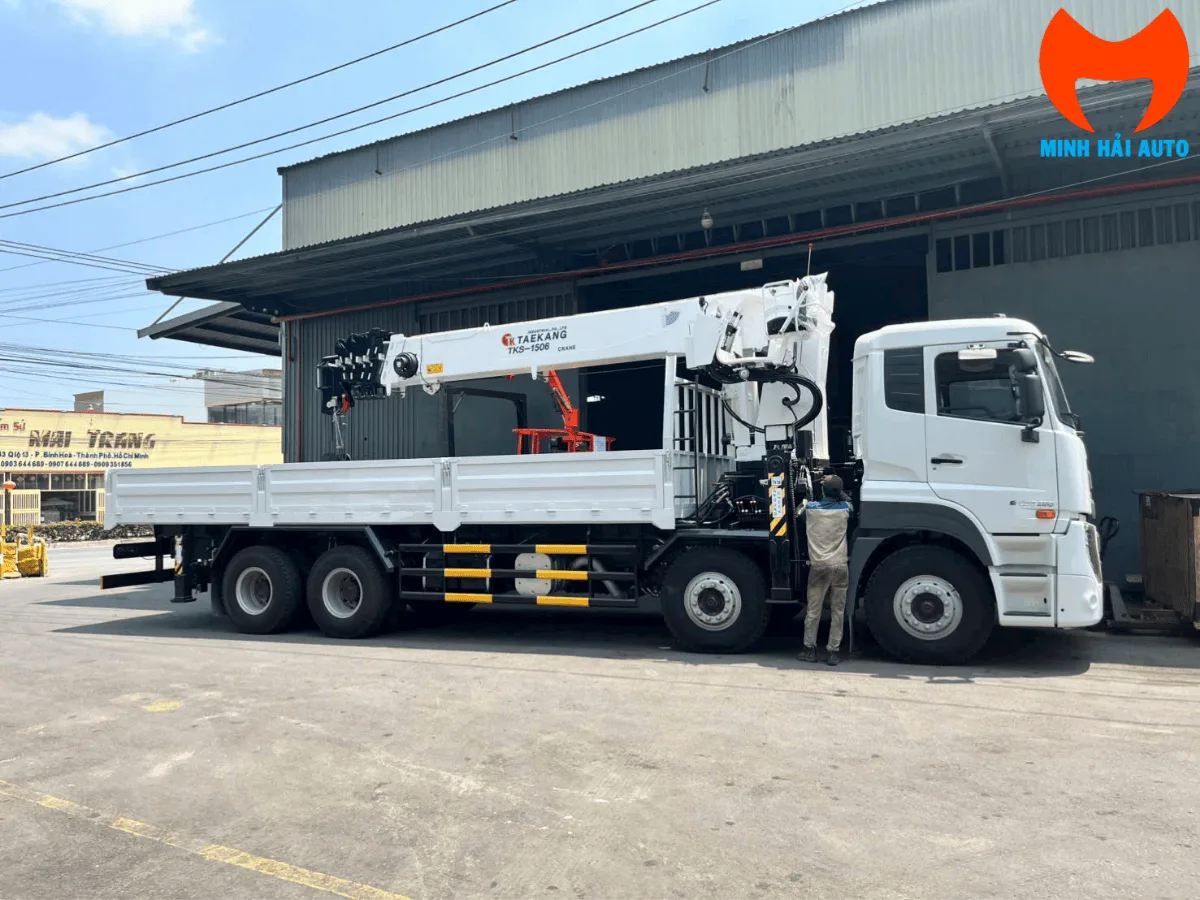 Cận cảnh cụm cẩu Taekang TKS-1506 với tem nhãn thiết bị