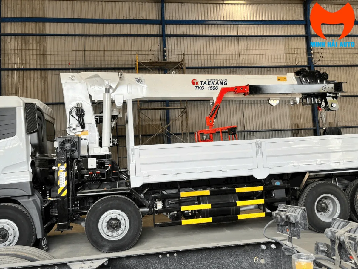 Cẩu Taekang TKS-1506 đã lắp hoàn chỉnh trên xe nền nhìn ngang