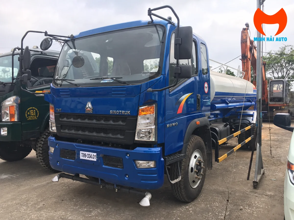 Xe phun nước TMT cabin xanh và bồn trắng xanh nhìn từ phía trước