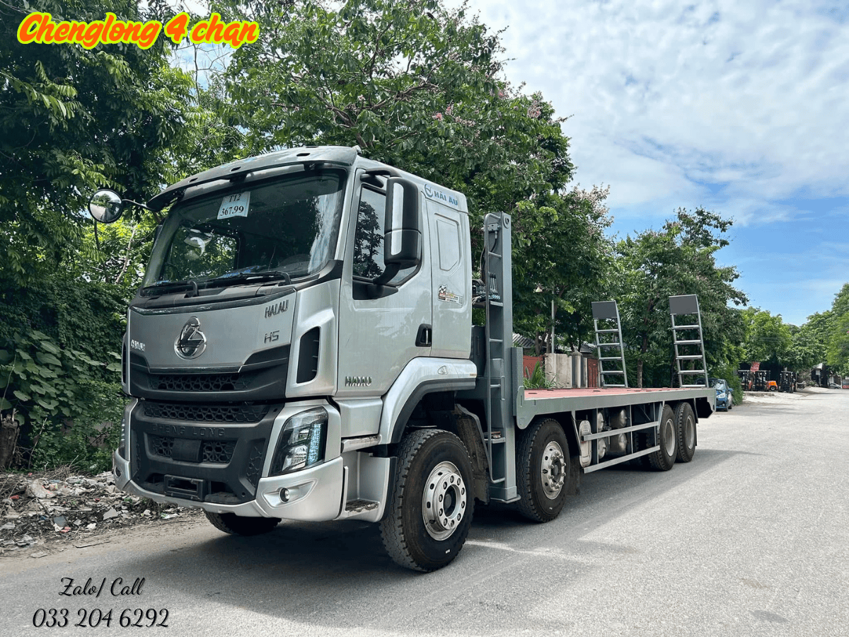 Toàn cảnh chiếc xe chở máy chenglong 4 chân mạnh mẽ và hiện đại.