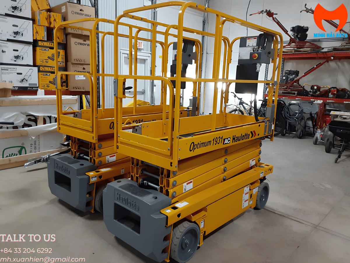 Toàn cảnh một chiếc xe thang nâng người 8m đang được sử dụng trong một nhà xưởng hiện đại.