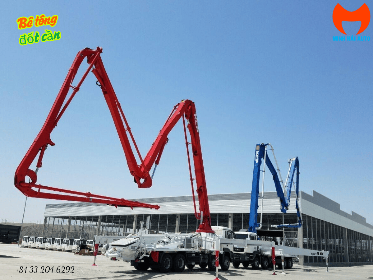 Toàn cảnh Xe bơm bê tông đốt cần 47m MAN KCP48ZX170 tại một công trình lớn.
