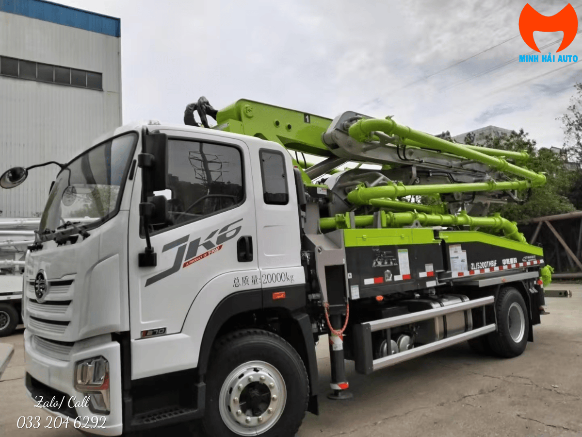 Toàn cảnh xe bơm bê tông Zoomlion 31X-5RZ đang hoạt động tại công trường.