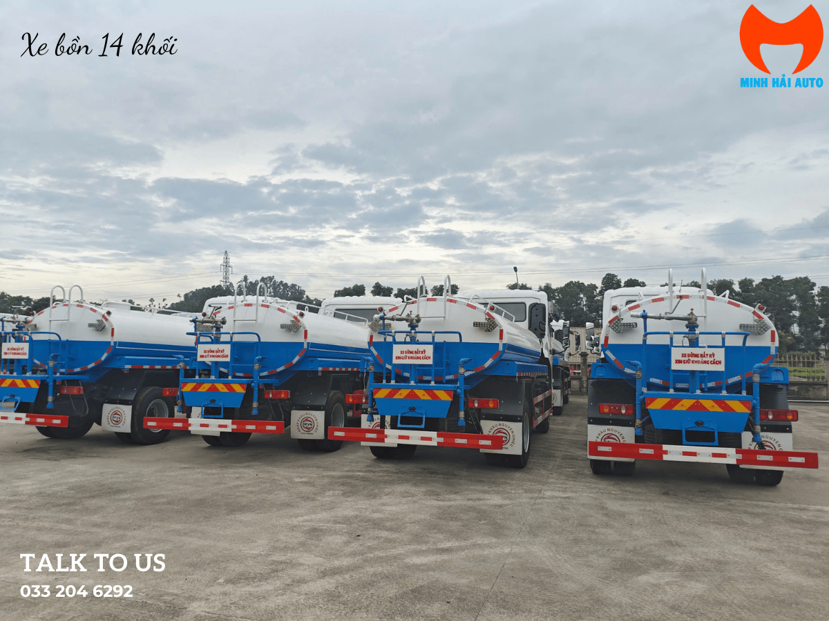 Toàn cảnh xe bồn 14 khối Dongfeng đang vận hành phun nước rửa đường.