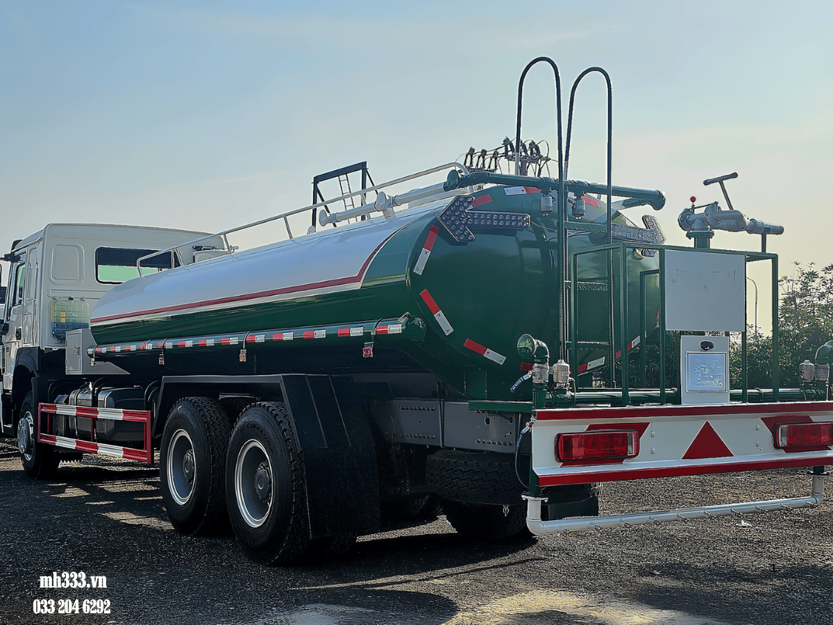 Toàn cảnh xe bồn nước HOWO 12 khối màu trắng đang được trưng bày tại showroom.