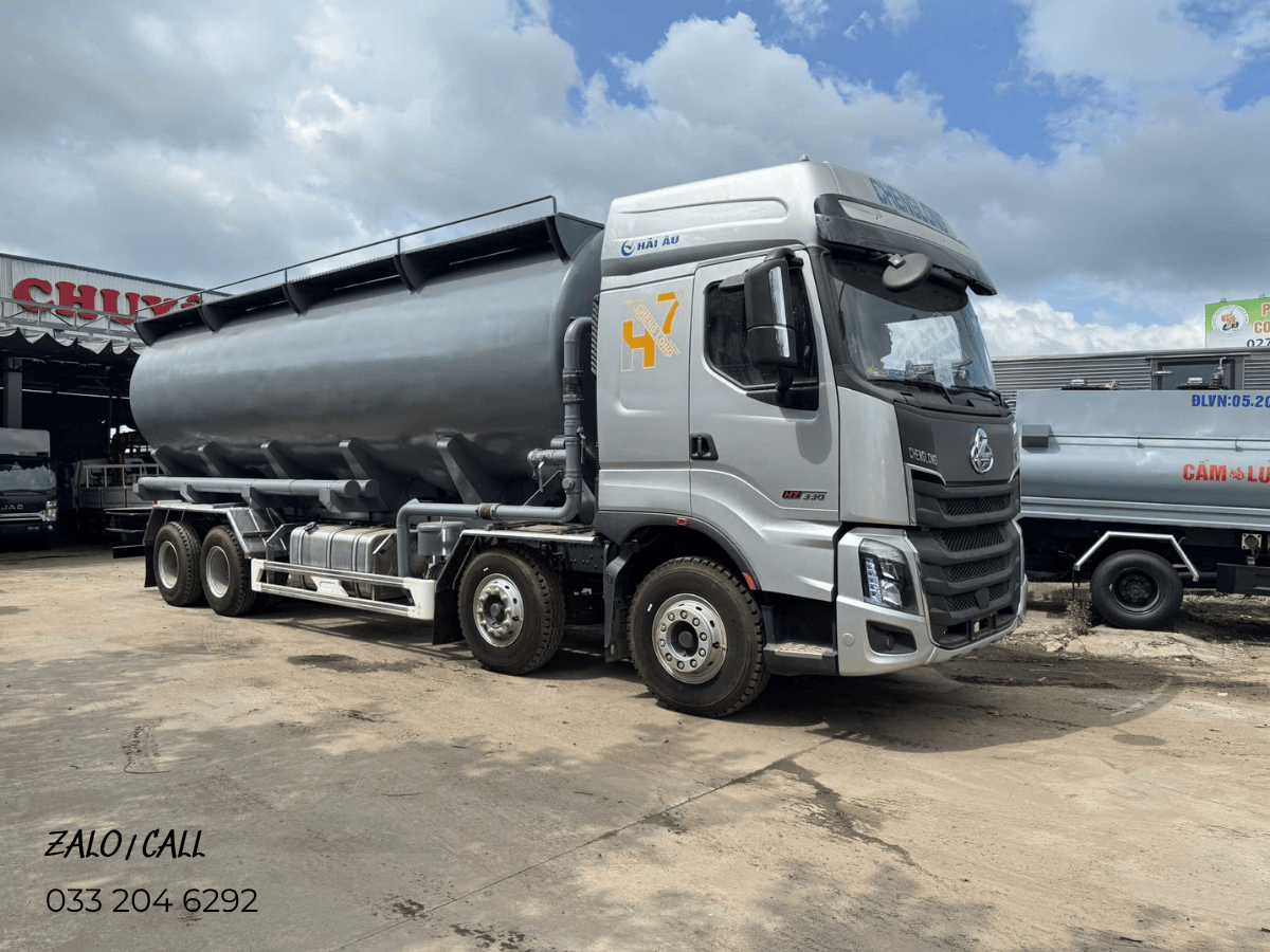 Toàn cảnh xe bồn thổi chở cám 28m3 ChengLong New 2025 đang vận hành.